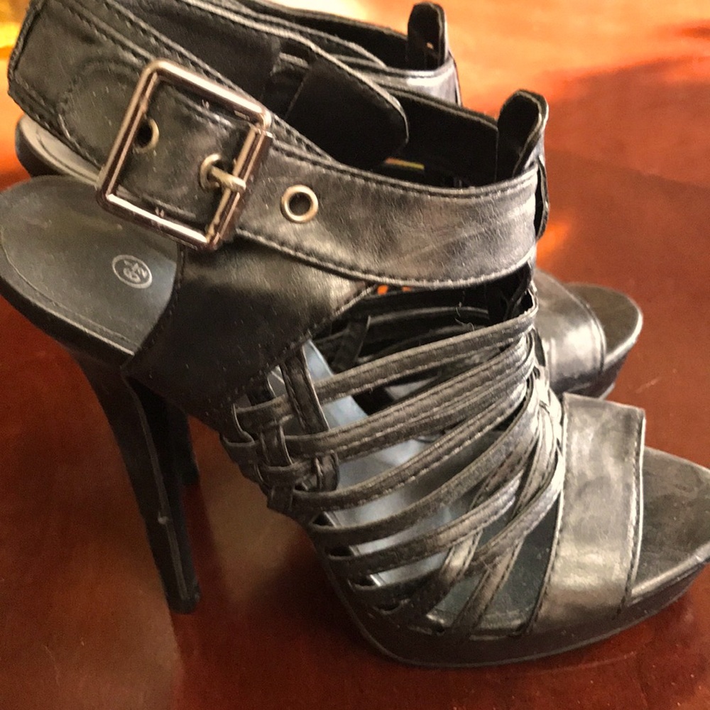 4” heels. Size 6.5. New condition. Black.